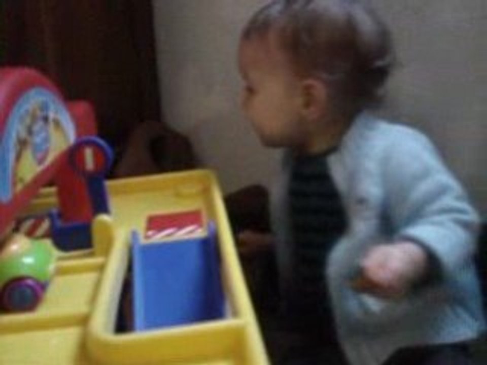 Gaël joue aux petites voitures 1 (16 nov 08)