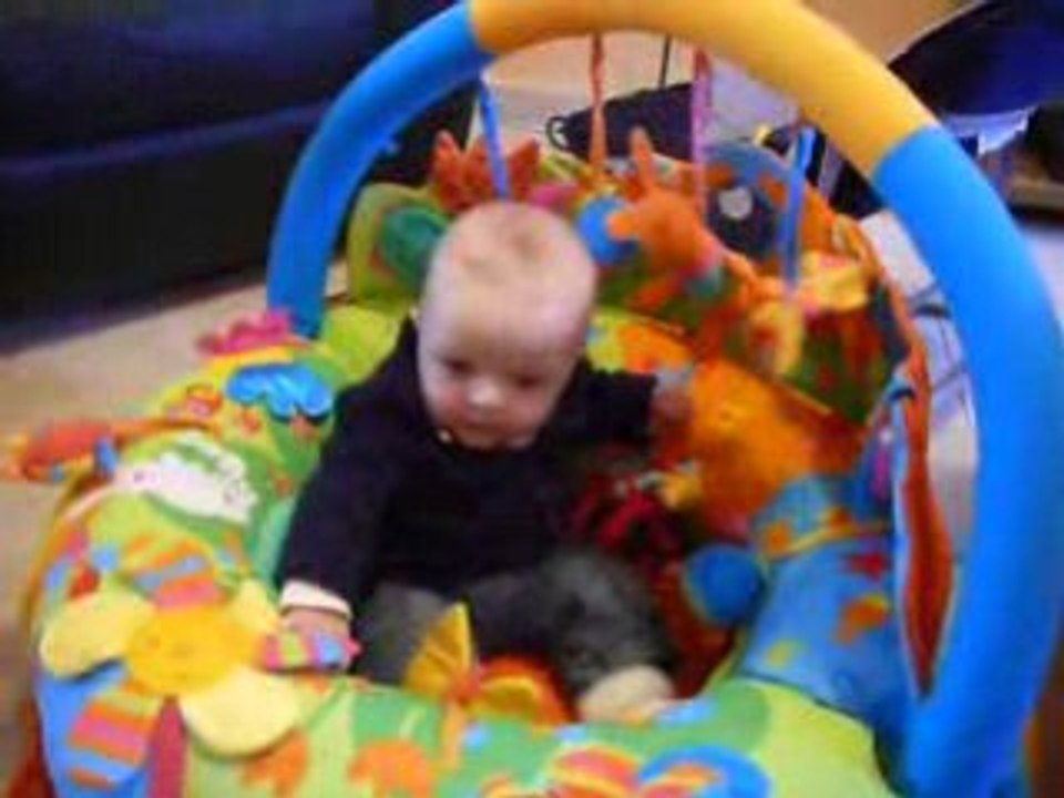 Quentin dans son aire de jeux