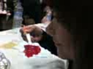 Concours de la plus rapide a manger son big morceau de Jelow