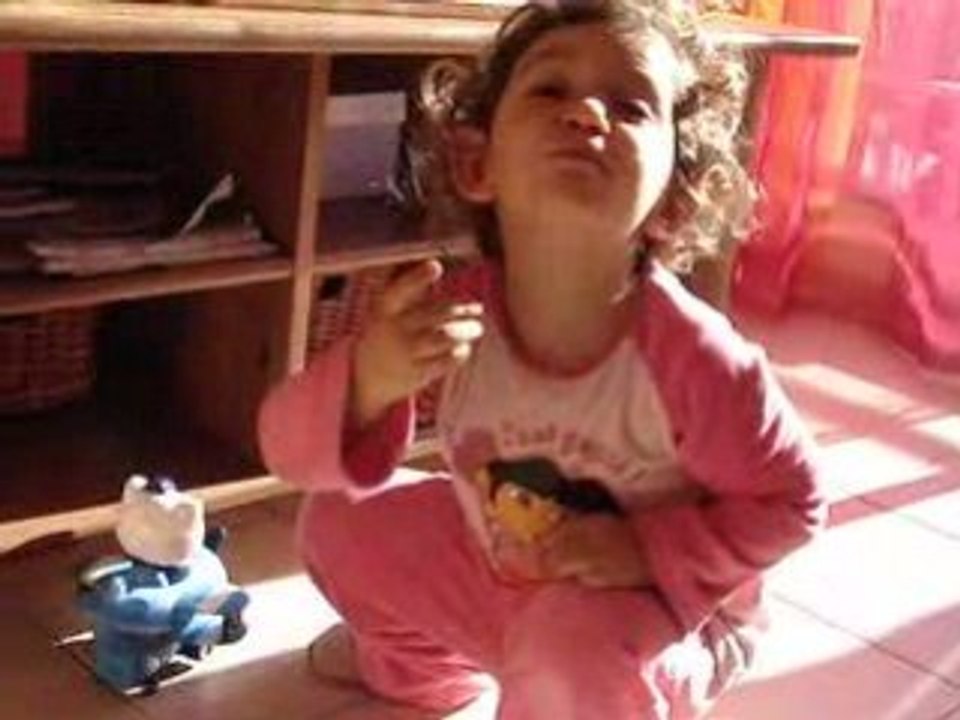 clara découvre ses jouets - 2 ans