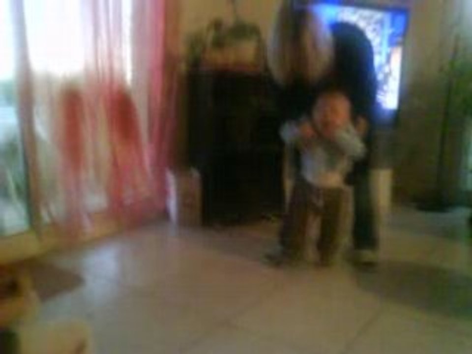 mathis fait ses premiers pas avec la main