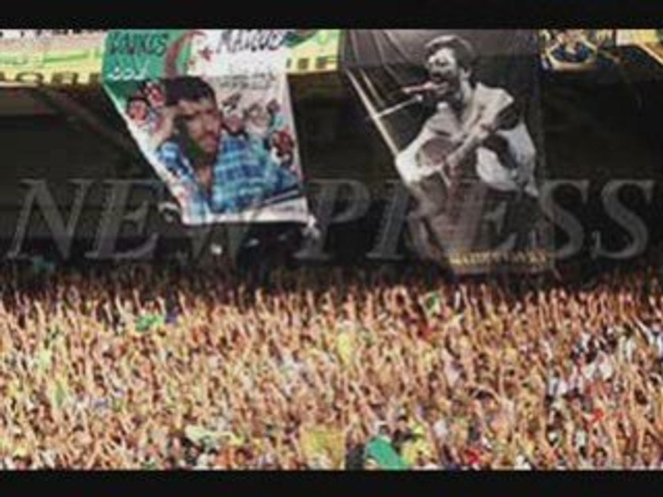 Matoub chantant  une de ses belles chansons