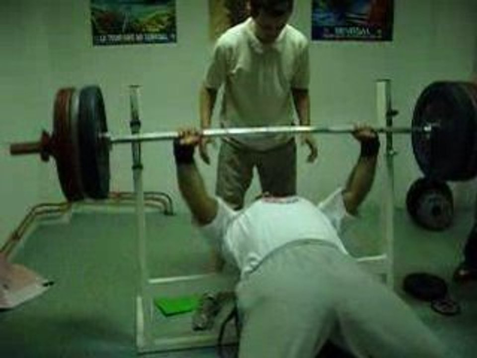 Momo,180kg  compétition au développé coucher