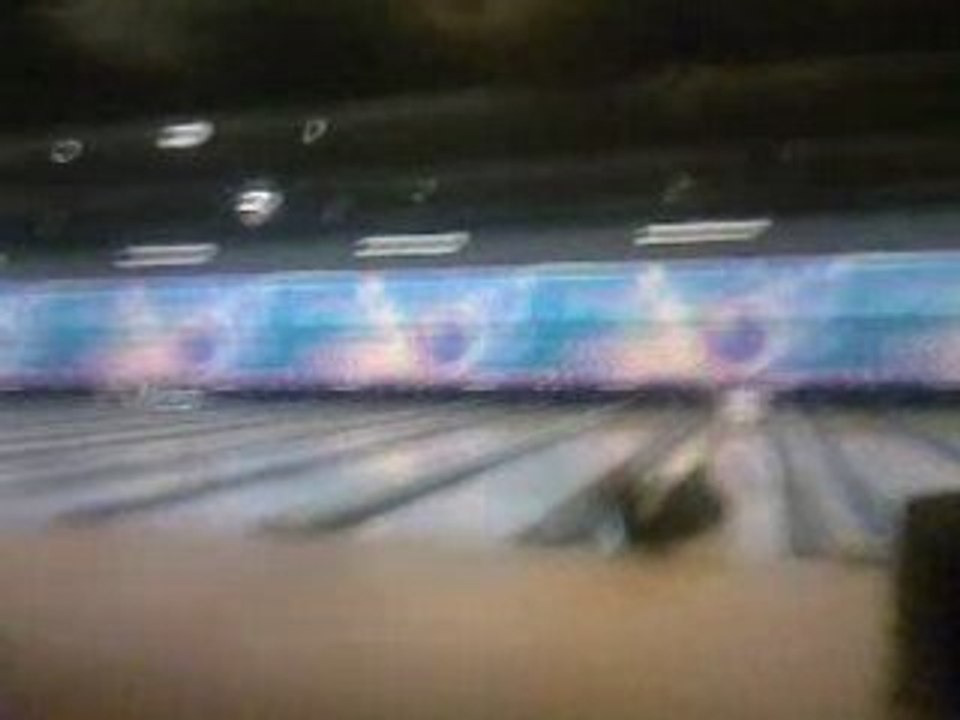 Jojo Plonge Au Bowling.. MdR!! Dédicacé Au Bowling Le Strike