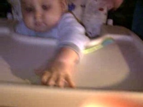 j'apprends à manger seul