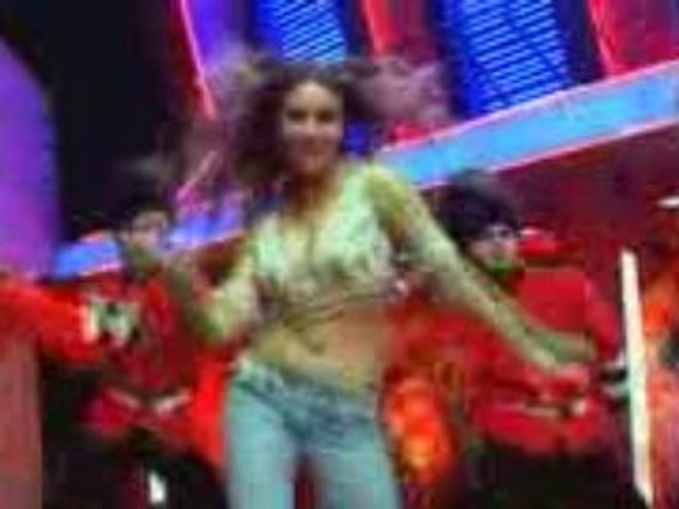 KEREENA KAPOOR - "It's Rocking  (Kya Love Story Hai)"