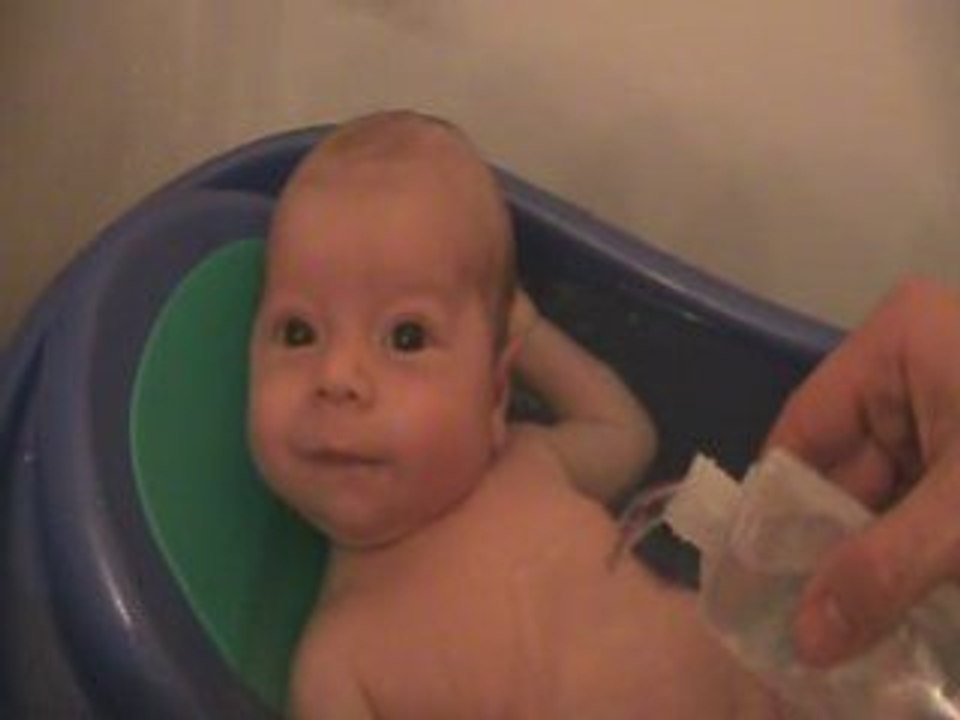 Les premiers sourires dans le bain (1 mois et 6 jours)