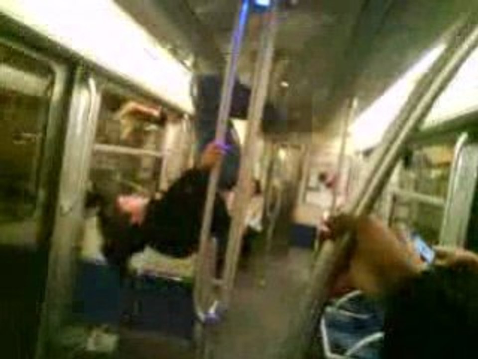 P boy's dans le metro a Paris