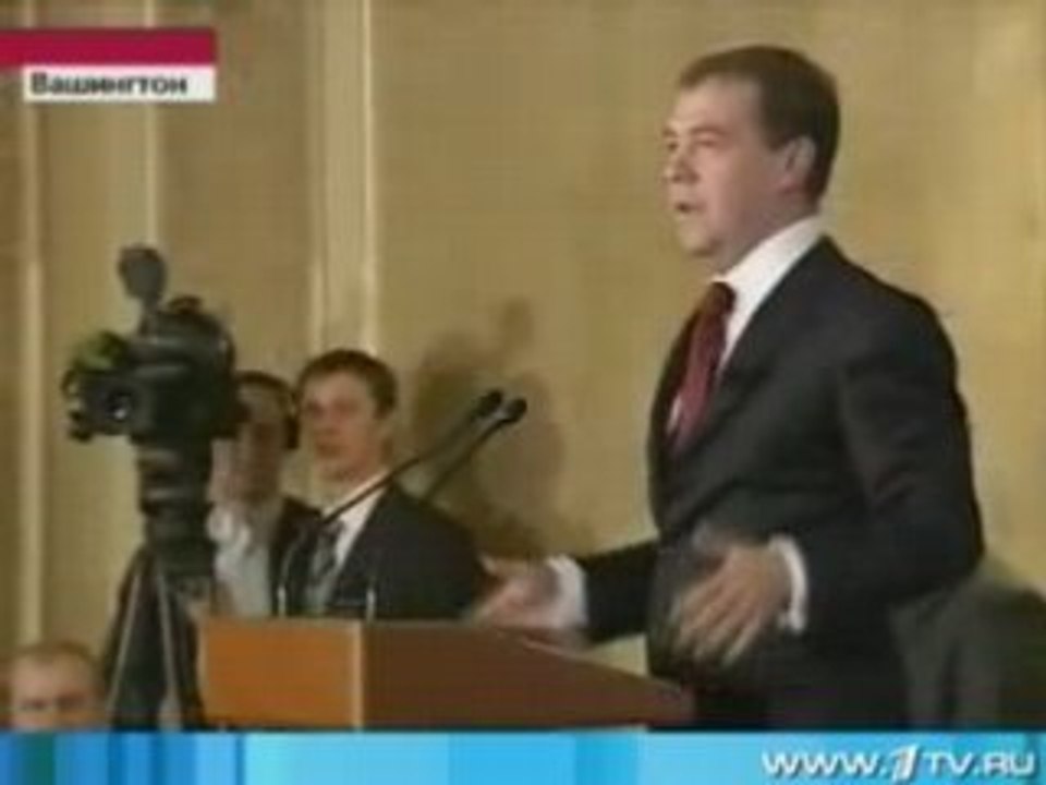 Quand Dimitri Medvedev se fout de  Sarkozy en l'imitant