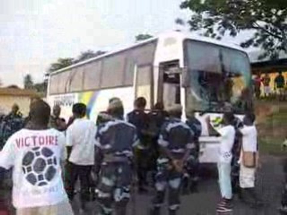 Daniel Cousin superstar au Gabon escorté par l'armée.