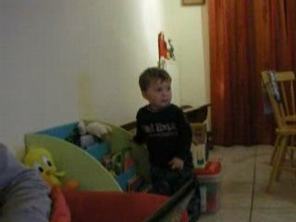 NOA CHANTE "PETIT PAPA NOEL"