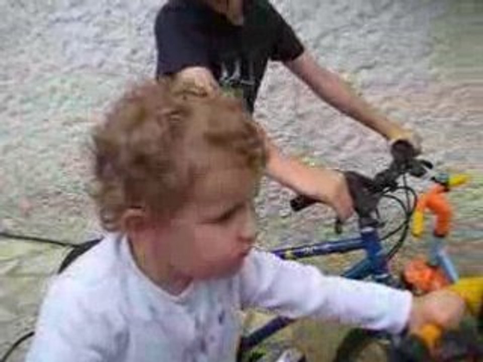 Vélo - Emma en vacances à Piquey