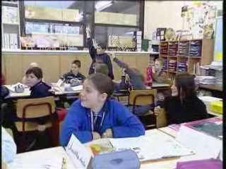 Niels Busk on fruits to children at school