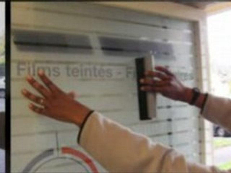 pose d'un film sur vitrage de batiment