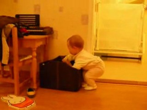 Léonore à 10 mois qui se met (presque) debout