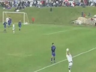 un ko  acrobatique pendant un match de foot!!