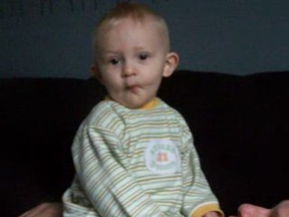 Luca qui fait la poule