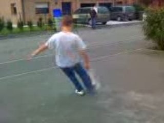 panier dans une poubelle