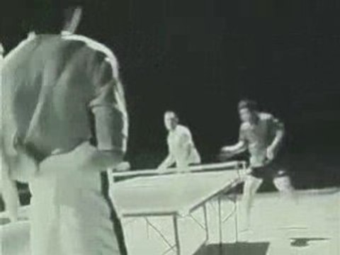Bruce Lee fait du ping-pong avec un nunchaku (pub nokia)