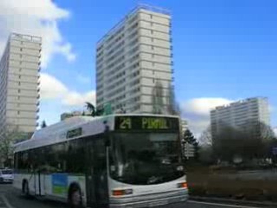 Nantes : bus et gratte-ciel