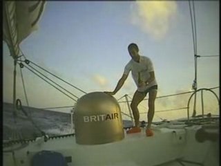 Armel Le Cléac'h débouche le champagne à l'équateur