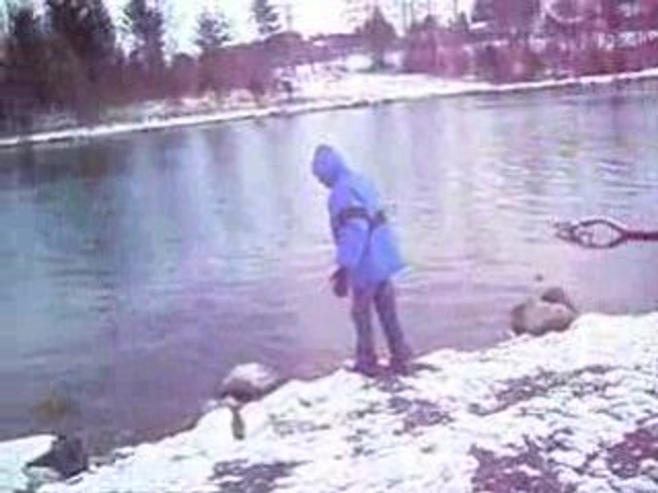 Melouk spielt mit dem Schnee