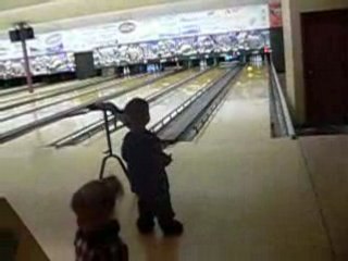 Tristan joue aux quilles