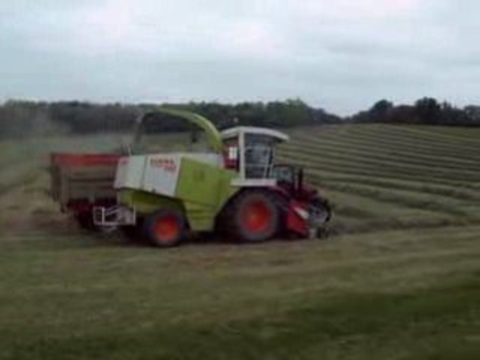 Ensilage d'herbe avec une claas