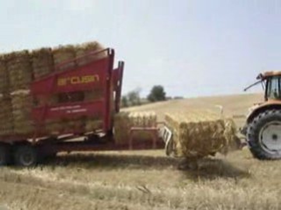 Ramassage de ballot avec une auto-chargeuse