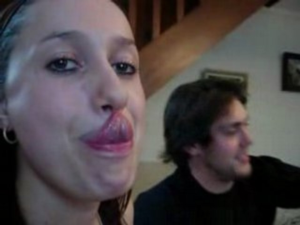 Fanny touche son nez avec sa langue_converted