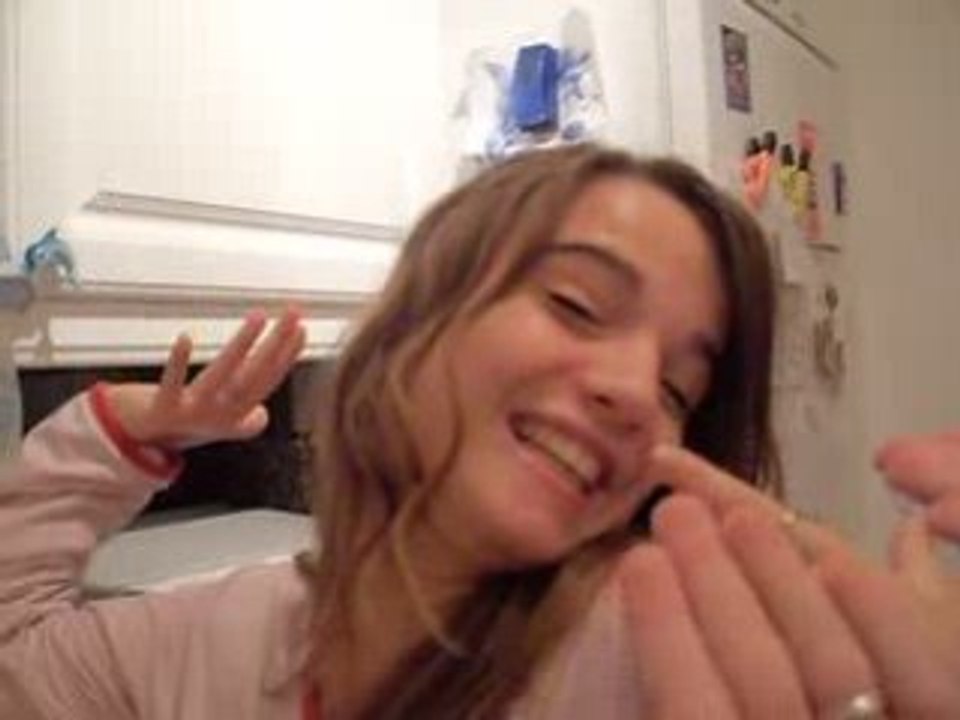 Une blonde, une brune & une rousse.