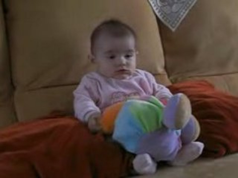 Inès devant la tv