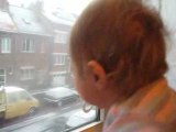 Viendo nevar por la ventana