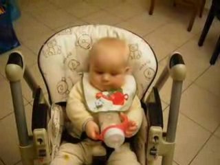 Je joue avec mon biberon