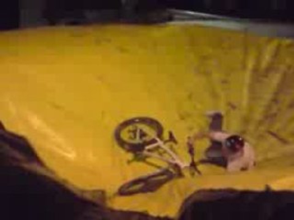 Guiguy tente le backflip aux Mondial du VTT (2008)