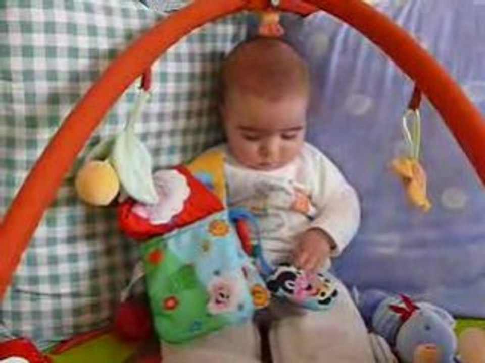 2008.11.24 - je gigotte sur mon tapis d'éveil