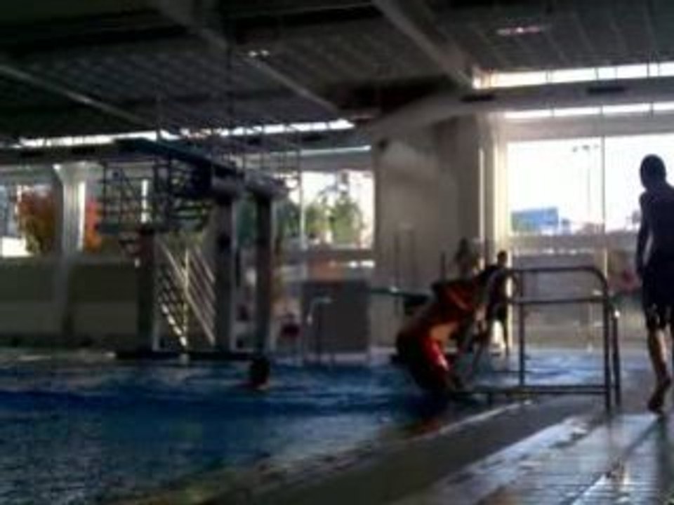Triple backflip au plongeoir des 1m