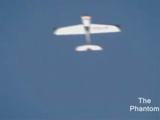 Un avion perd une aile en plein vol