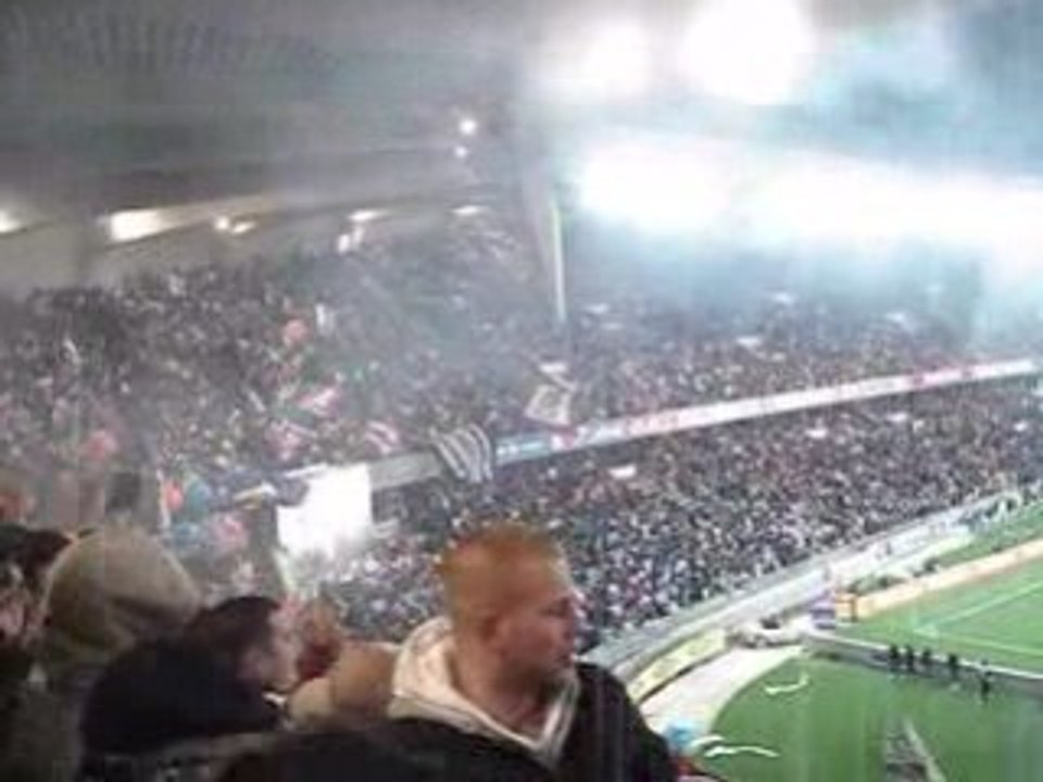 PSG-LYON entrée des deux equipes, et coup d'envoi de pauleta