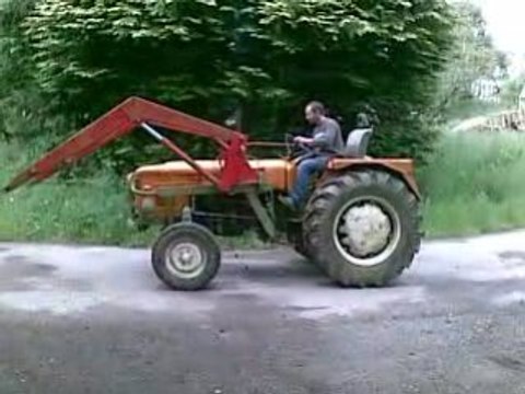 Zetor 4712 sauve des ronces