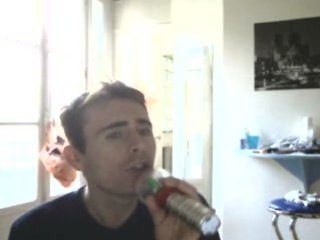 Wiwi égratigne "Fais la rire"