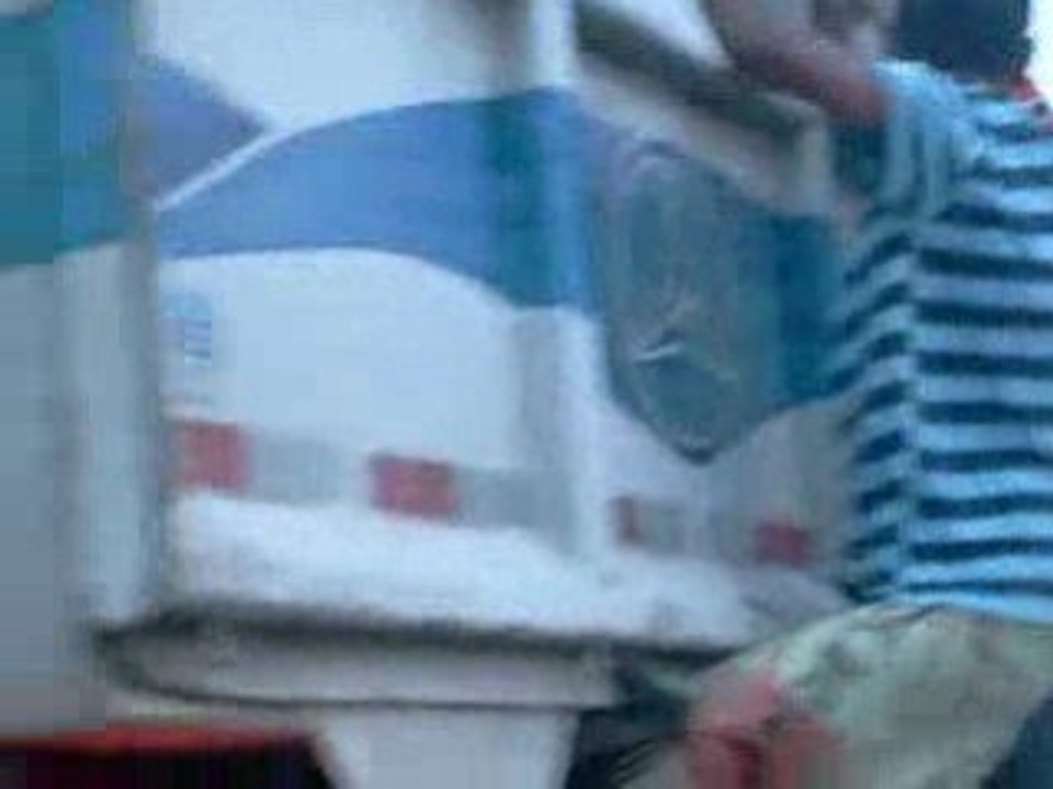 imprudencia no transito, Crianças a bera da morte na Rodovia