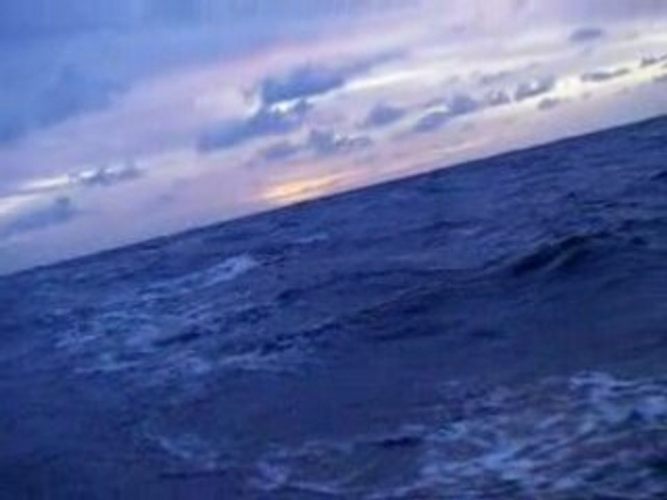 La houle de l'atlantique au levé de soleil
