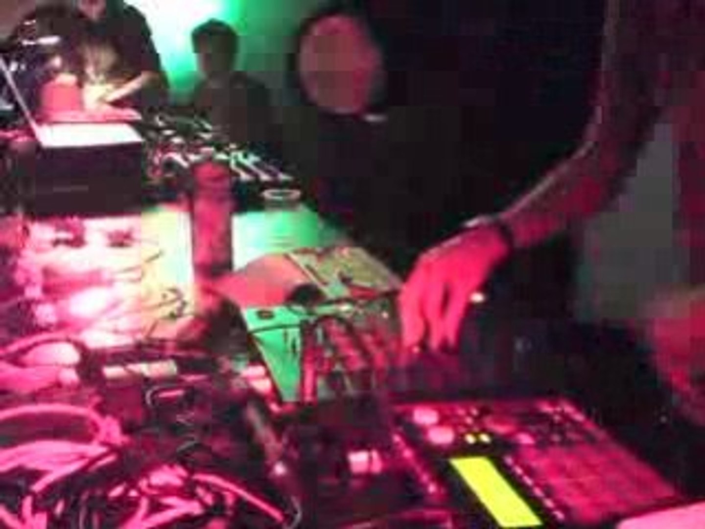 ⁣bee night dmx krew a la plateforme TB303 +akai MPC1000