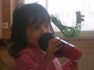 Maéva qui chante "Bonjour" (2 ans et 4 mois)