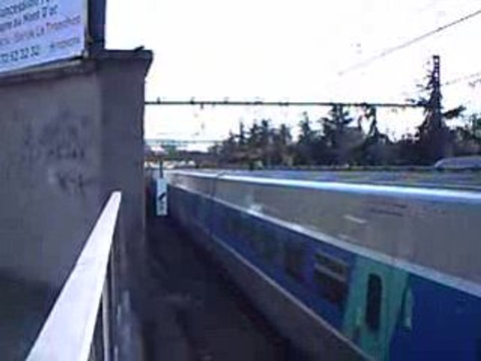 BB 7220 nez cassé+BB 67000 Bleu+BB67000 Fret+BB 7200 nez cassé+1 train TGV+1 train TER à Lyon le 04/04/08