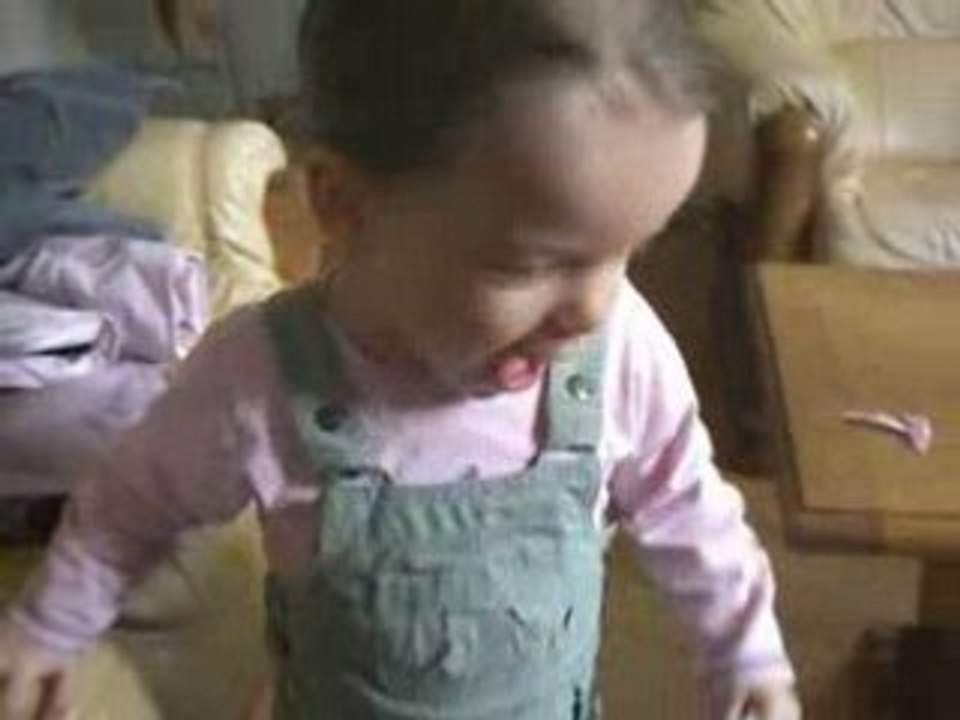 Louise chante J'ai un gros nez rouge