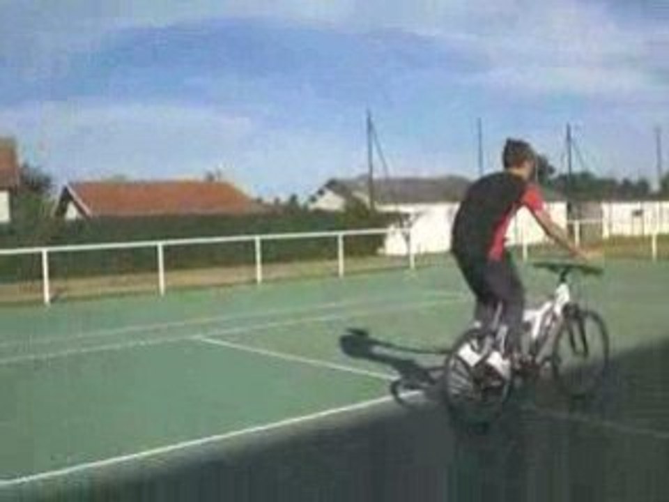 Loic debout sur le velo