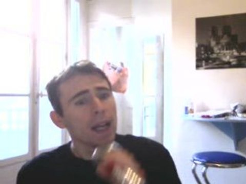 Wiwi égratigne La guitare de Jérémie