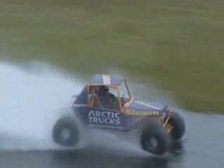un 4x4 sur l'eau Formula offroad